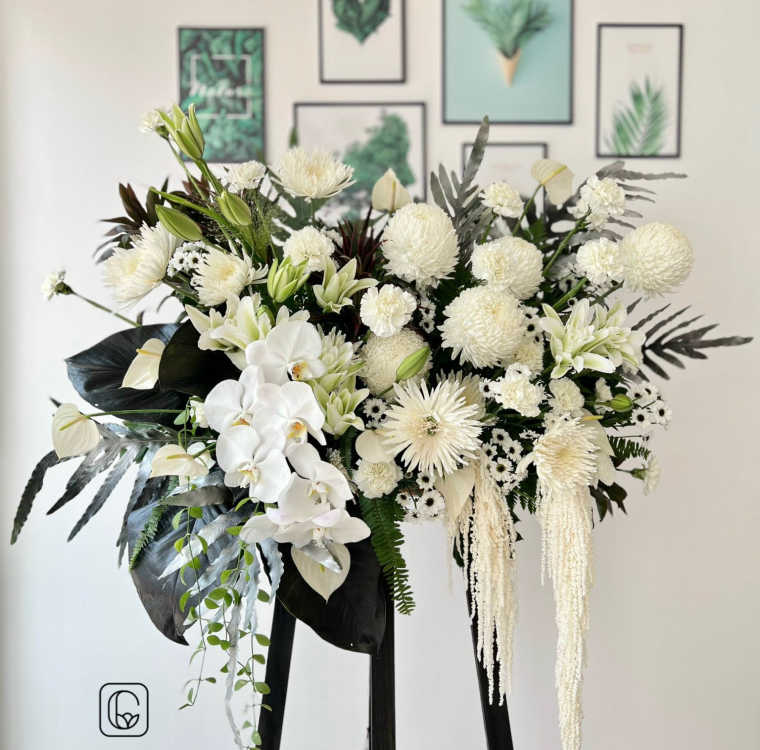 Kệ hoa chia buồn tone trắng