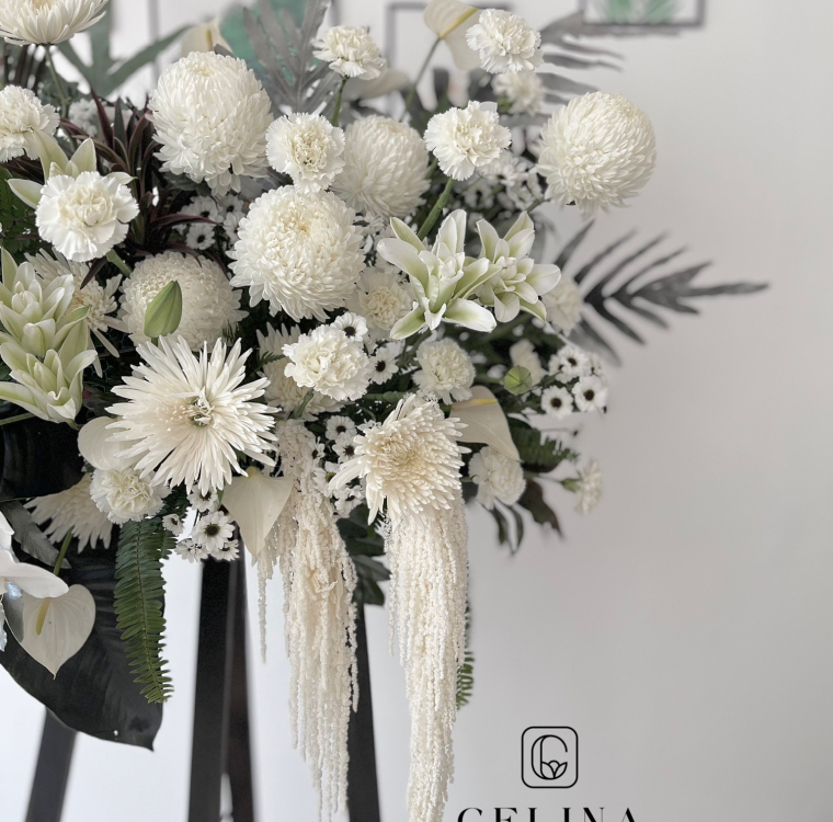 Kệ hoa chia buồn tone trắng